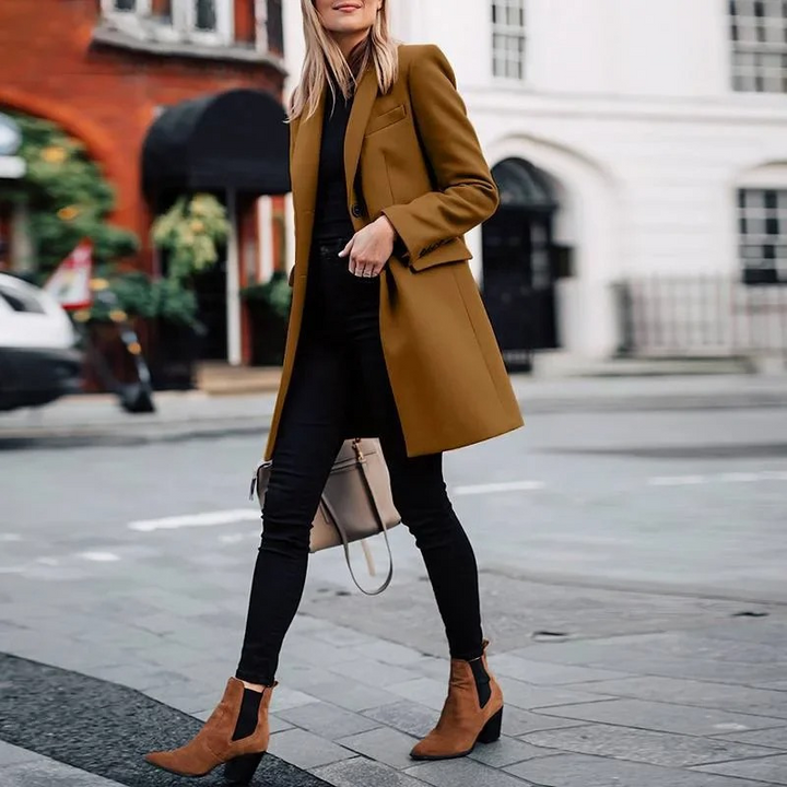 Gabri elegante trenchcoat voor dames met enkelgeknoopte sluiting, klassieke snit en stijlvolle pasvorm.