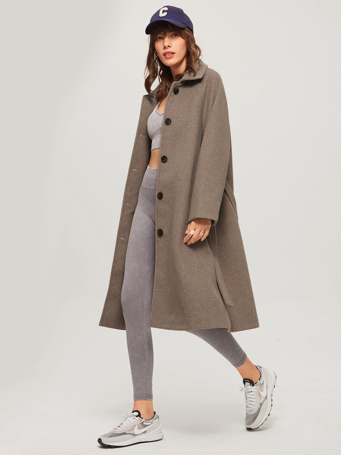 Lorena cashmere trenchcoat jas voor dames, met ceintuur in de taille, elegante revers en een luxe, zachte afwerking in een tijdloos ontwerp.