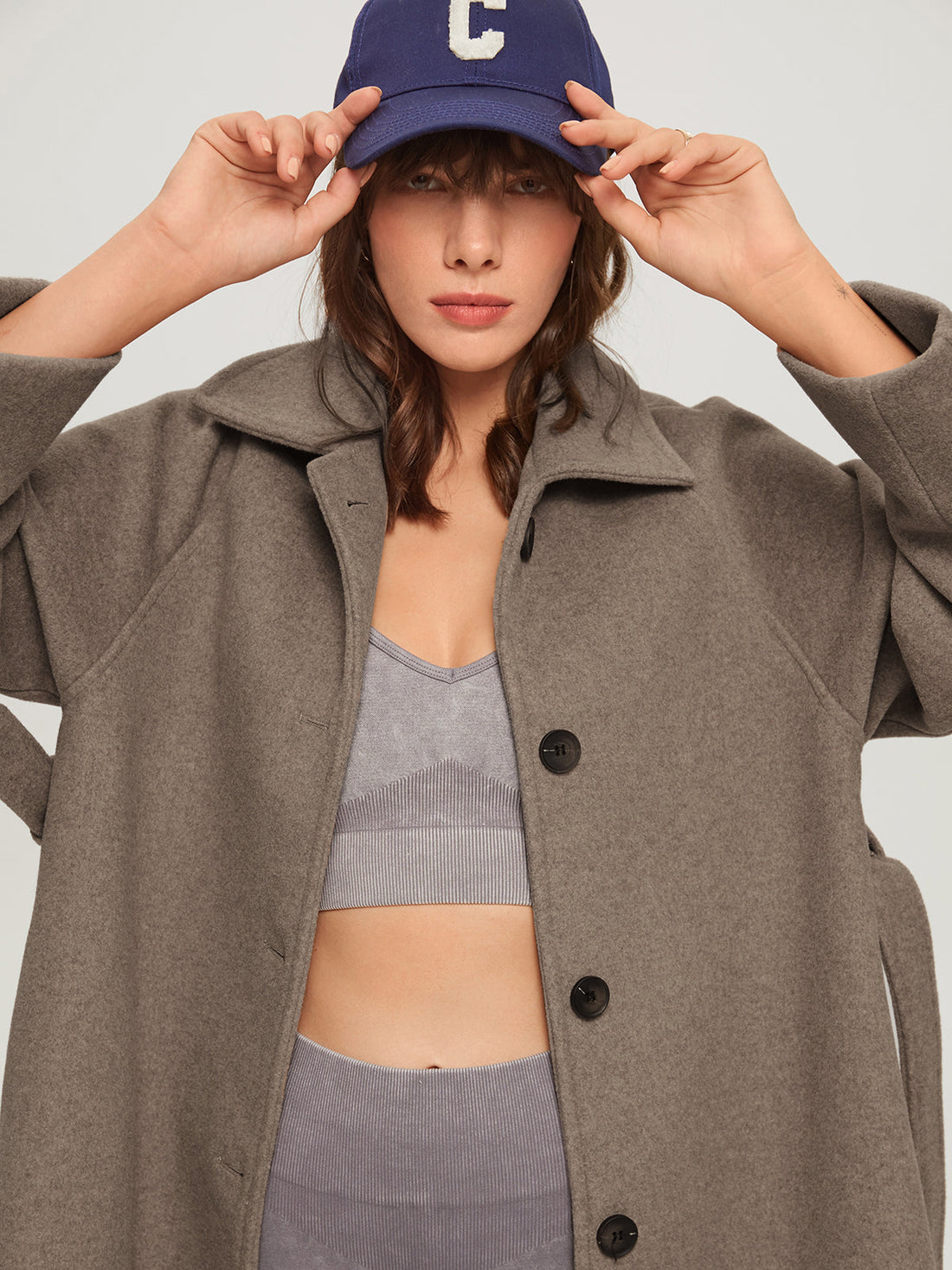 Lorena cashmere trenchcoat jas voor dames, met ceintuur in de taille, elegante revers en een luxe, zachte afwerking in een tijdloos ontwerp.