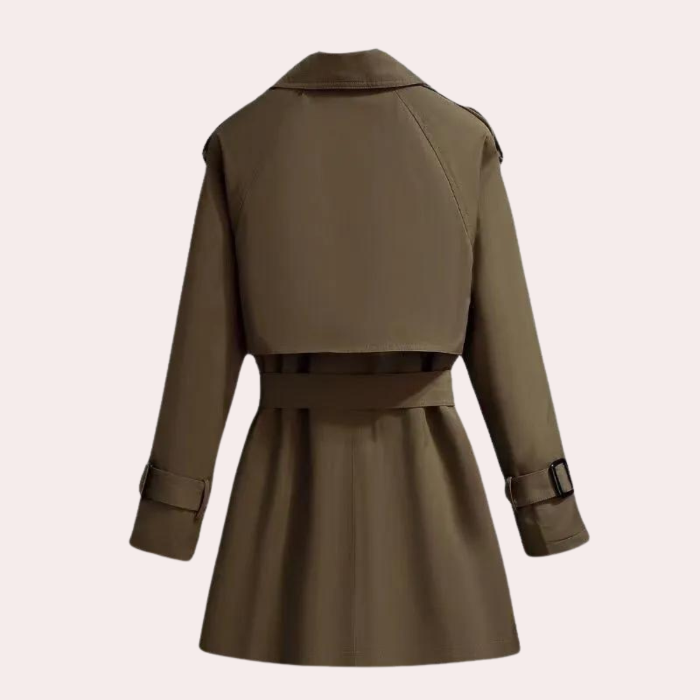 Licht zomerwindjack voor dames, gemaakt van ademende stof met een casual en sportieve uitstraling, ideaal voor frisse zomerdagen.