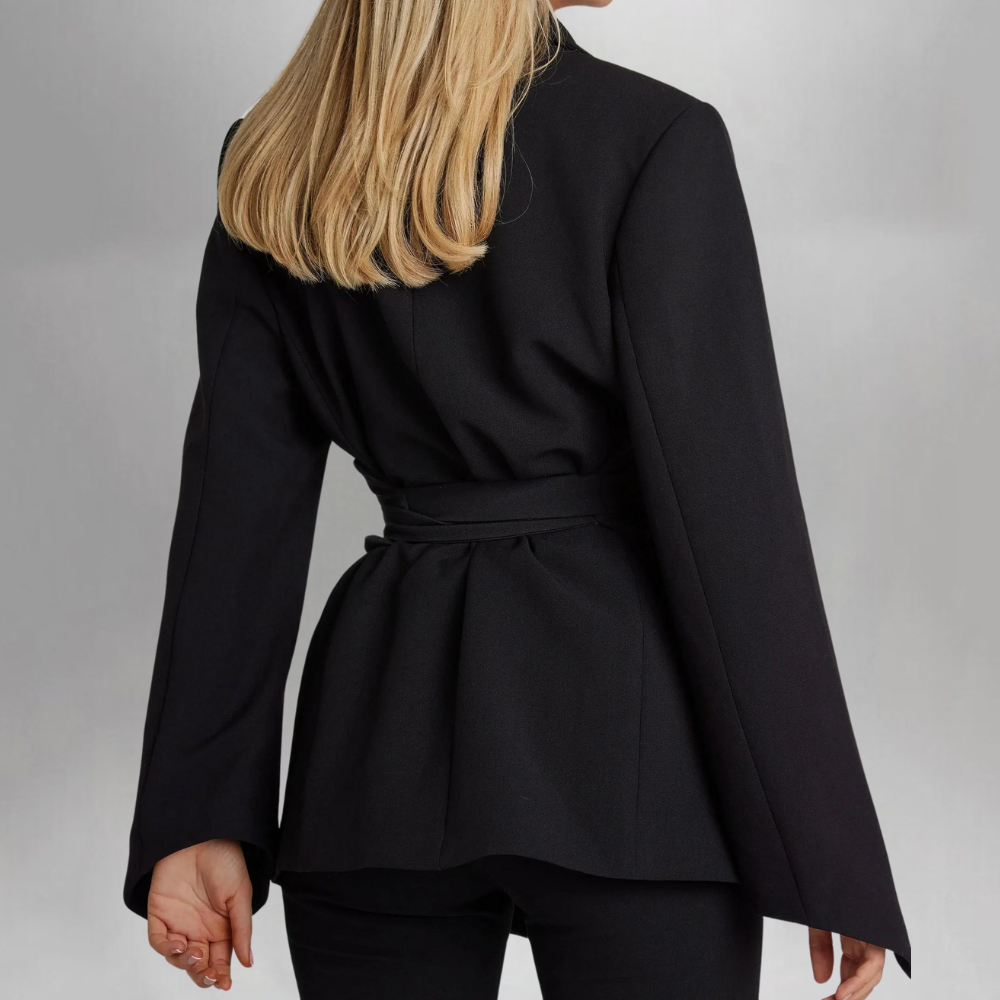 Thalassa – Elegante damesblazer met riem, getailleerd design en stijlvolle kraag, perfect voor zakelijke looks of chique gelegenheden. Gemaakt van comfortabel materiaal met een moderne, vrouwelijke uitstraling.