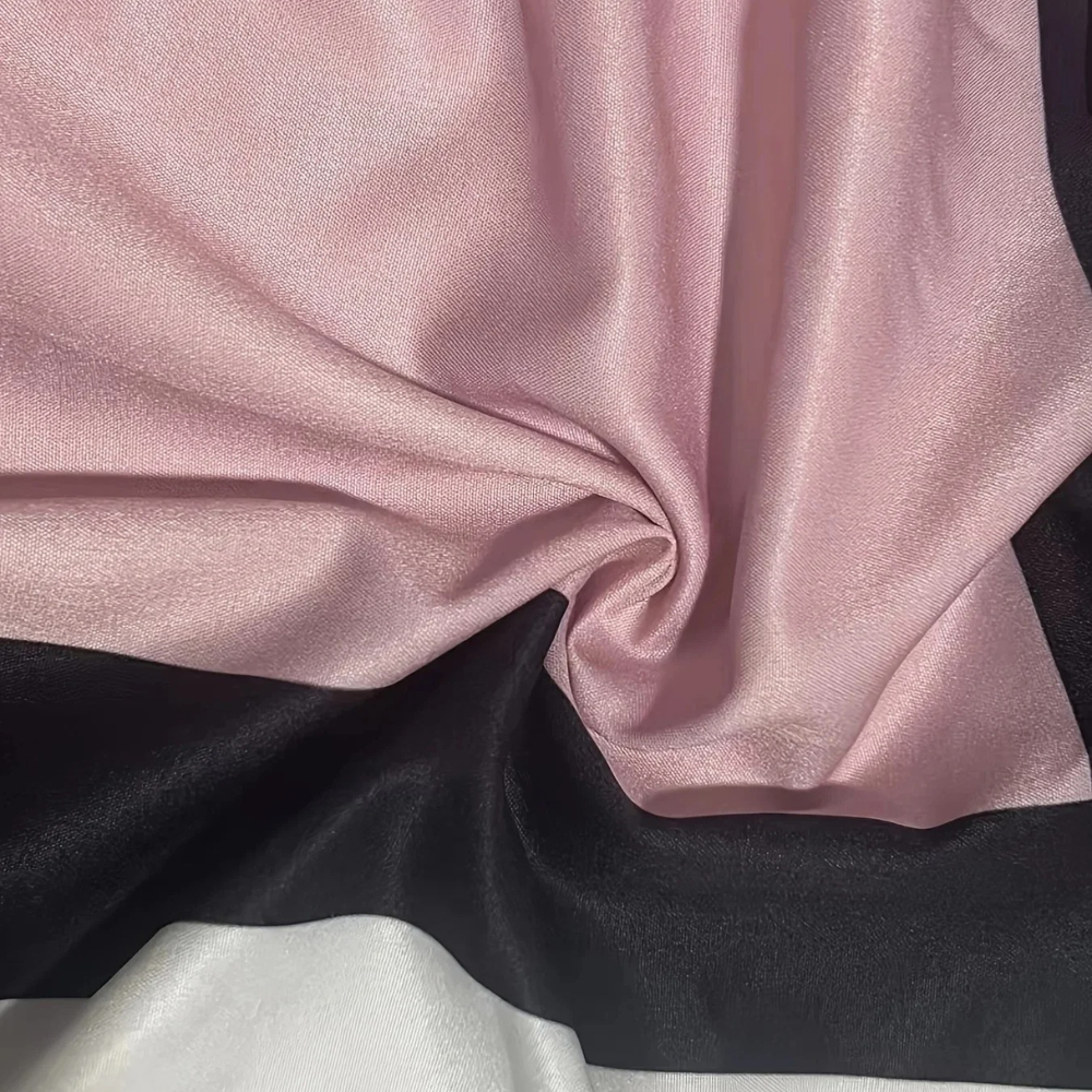 Anna modieuze zomerse midi-jurk van luchtige, ademende stof met flatterende pasvorm en trendy, stijlvol design.