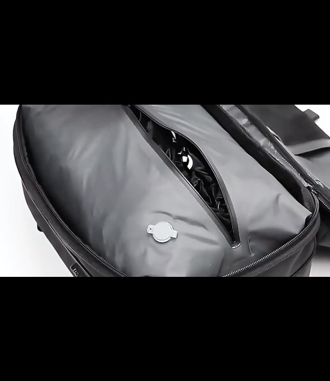 Underseater – Zwarte Lichtgewicht Rugzak – Compact en Ruim Design – Ideaal voor Handbagage, Reizen & Dagelijks Gebruik – Comfortabele Schouderbanden – Waterafstotend Materiaal.