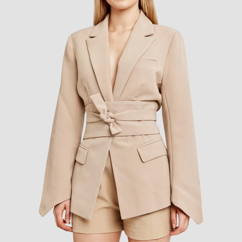 Thalassa – Elegante damesblazer met riem, getailleerd design en stijlvolle kraag, perfect voor zakelijke looks of chique gelegenheden. Gemaakt van comfortabel materiaal met een moderne, vrouwelijke uitstraling.