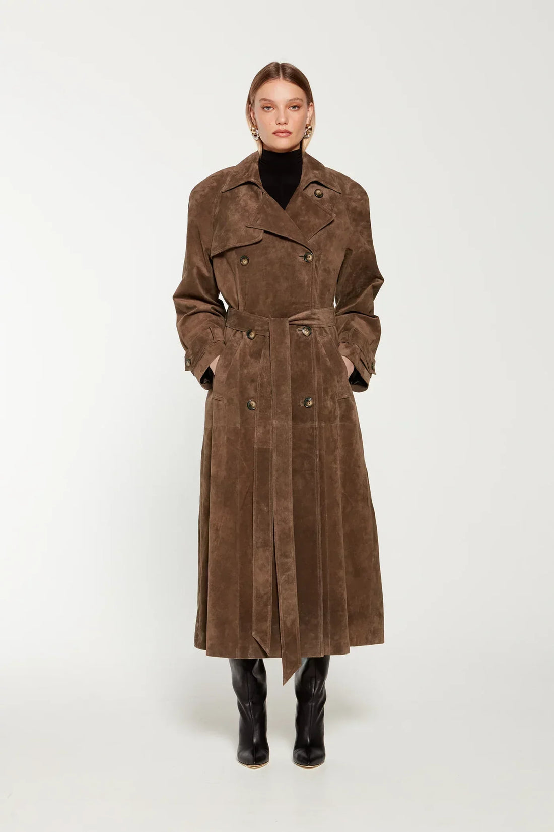 Seraphine elegante suede trenchcoat voor dames – luxe jas van zacht suède met klassieke pasvorm, ceintuurlint en verfijnde details, perfect voor werk en speciale gelegenheden.