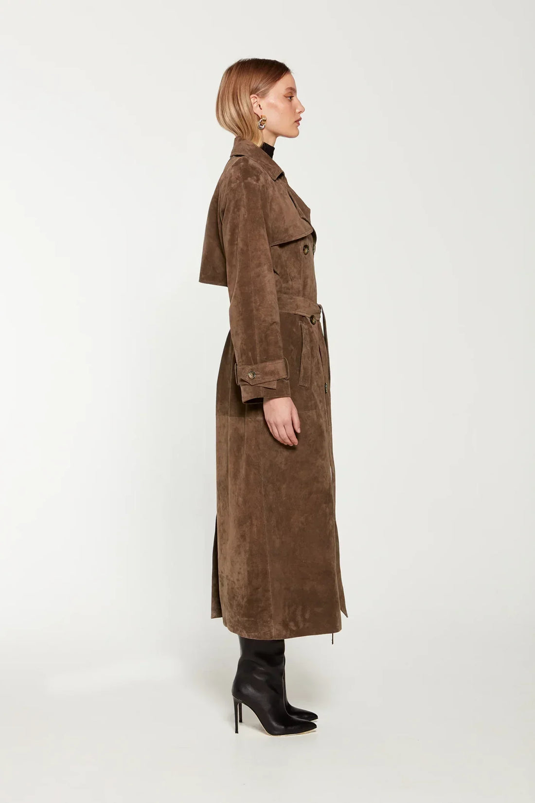 Seraphine elegante suede trenchcoat voor dames – luxe jas van zacht suède met klassieke pasvorm, ceintuurlint en verfijnde details, perfect voor werk en speciale gelegenheden.