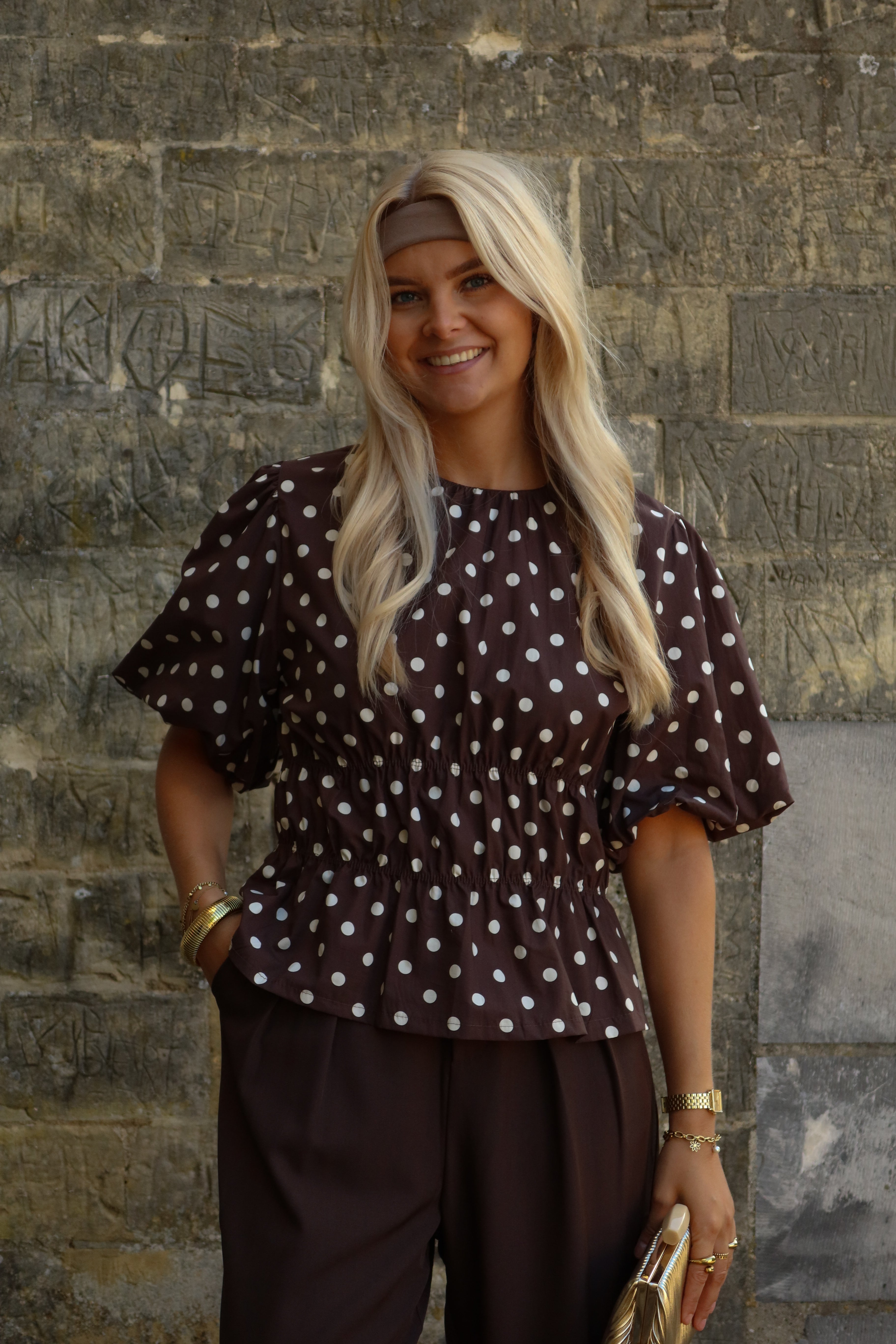 Mara top – chique bruine dames top met elegante snit, zachte stof en stijlvolle look voor zowel casual als formele outfits.