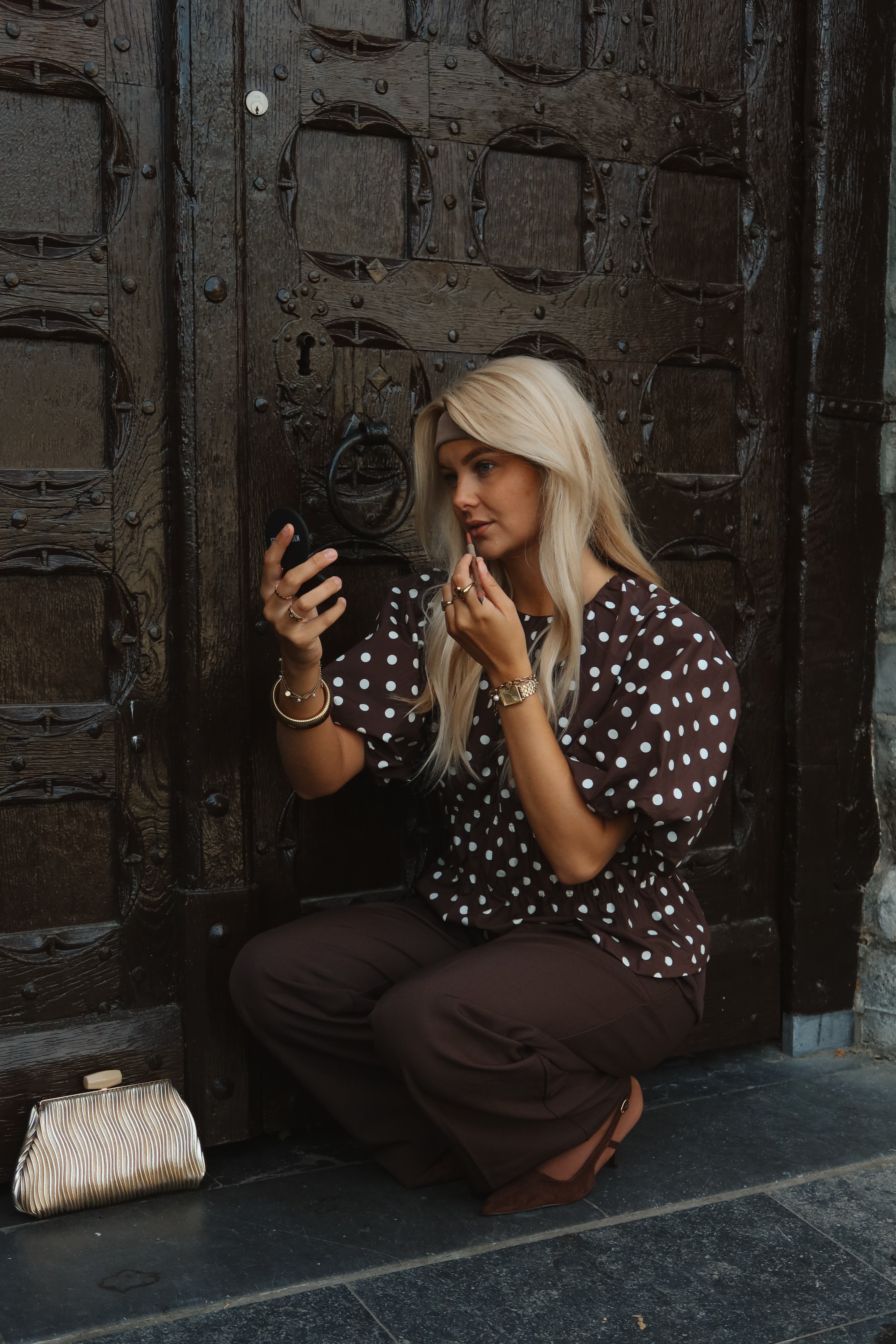 Mara top – chique bruine dames top met elegante snit, zachte stof en stijlvolle look voor zowel casual als formele outfits.