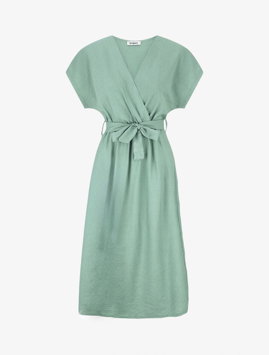 Lange jurk in zeegroen – elegante en comfortabele pasvorm, zachte vloeiende stof voor een stijlvolle en veelzijdige look.