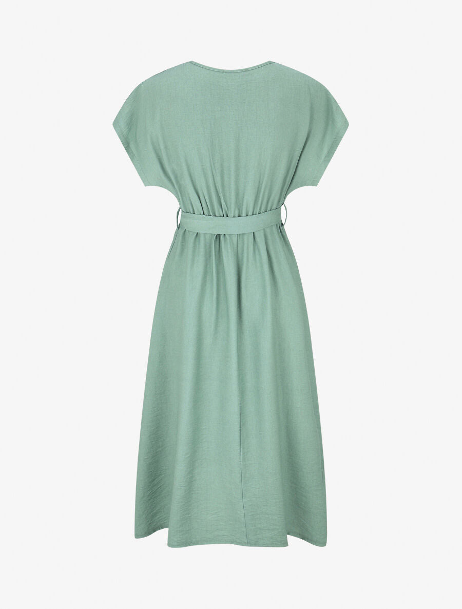 Lange jurk in zeegroen – elegante en comfortabele pasvorm, zachte vloeiende stof voor een stijlvolle en veelzijdige look.