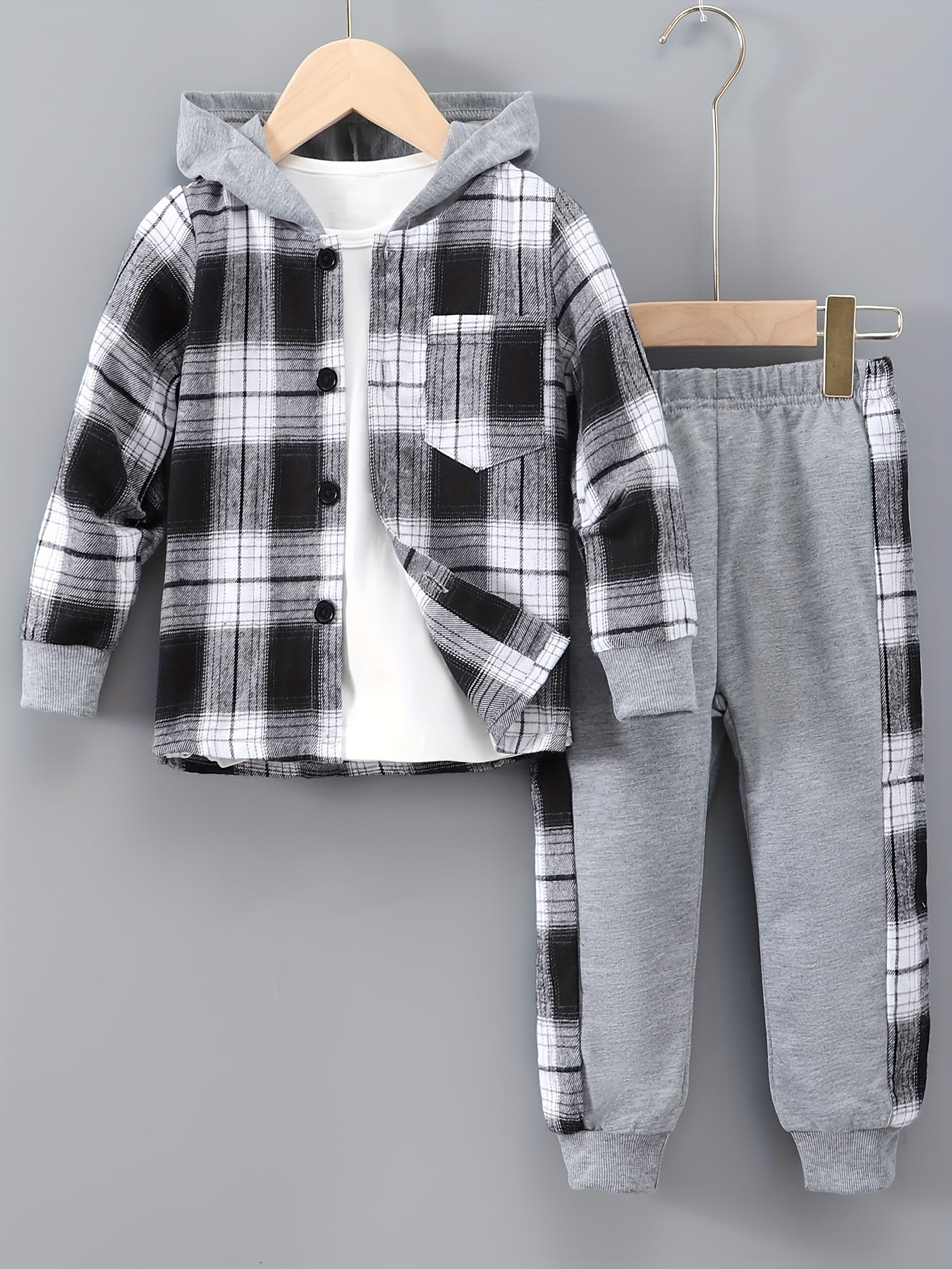 MiniStyle jongens set met geruite hoodie en bijpassende trainingsbroek, gemaakt van zachte, comfortabele stof – perfecte casual outfit voor dagelijks dragen en spelen.