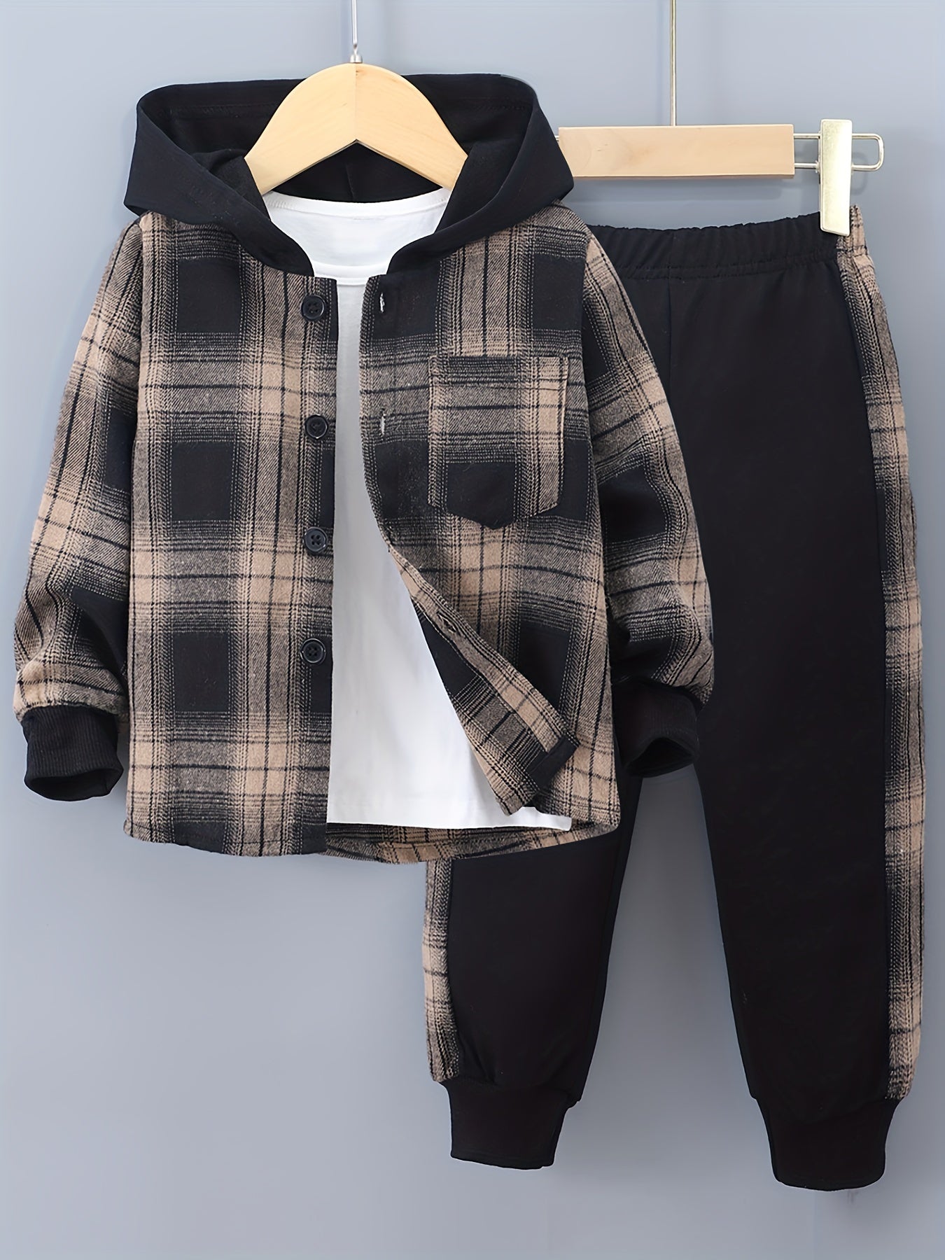 MiniStyle jongens set met geruite hoodie en bijpassende trainingsbroek, gemaakt van zachte, comfortabele stof – perfecte casual outfit voor dagelijks dragen en spelen.