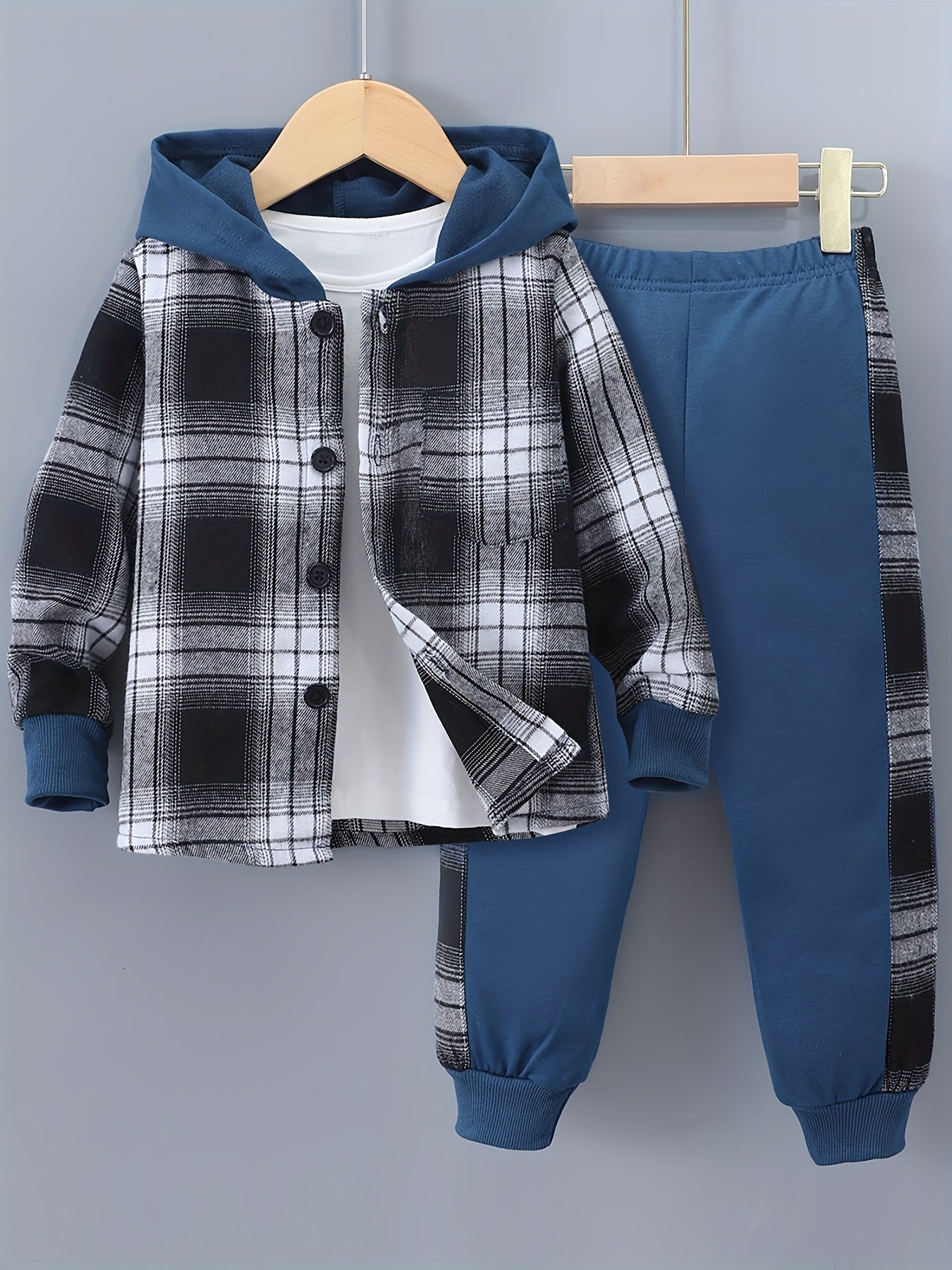 MiniStyle jongens set met geruite hoodie en bijpassende trainingsbroek, gemaakt van zachte, comfortabele stof – perfecte casual outfit voor dagelijks dragen en spelen.