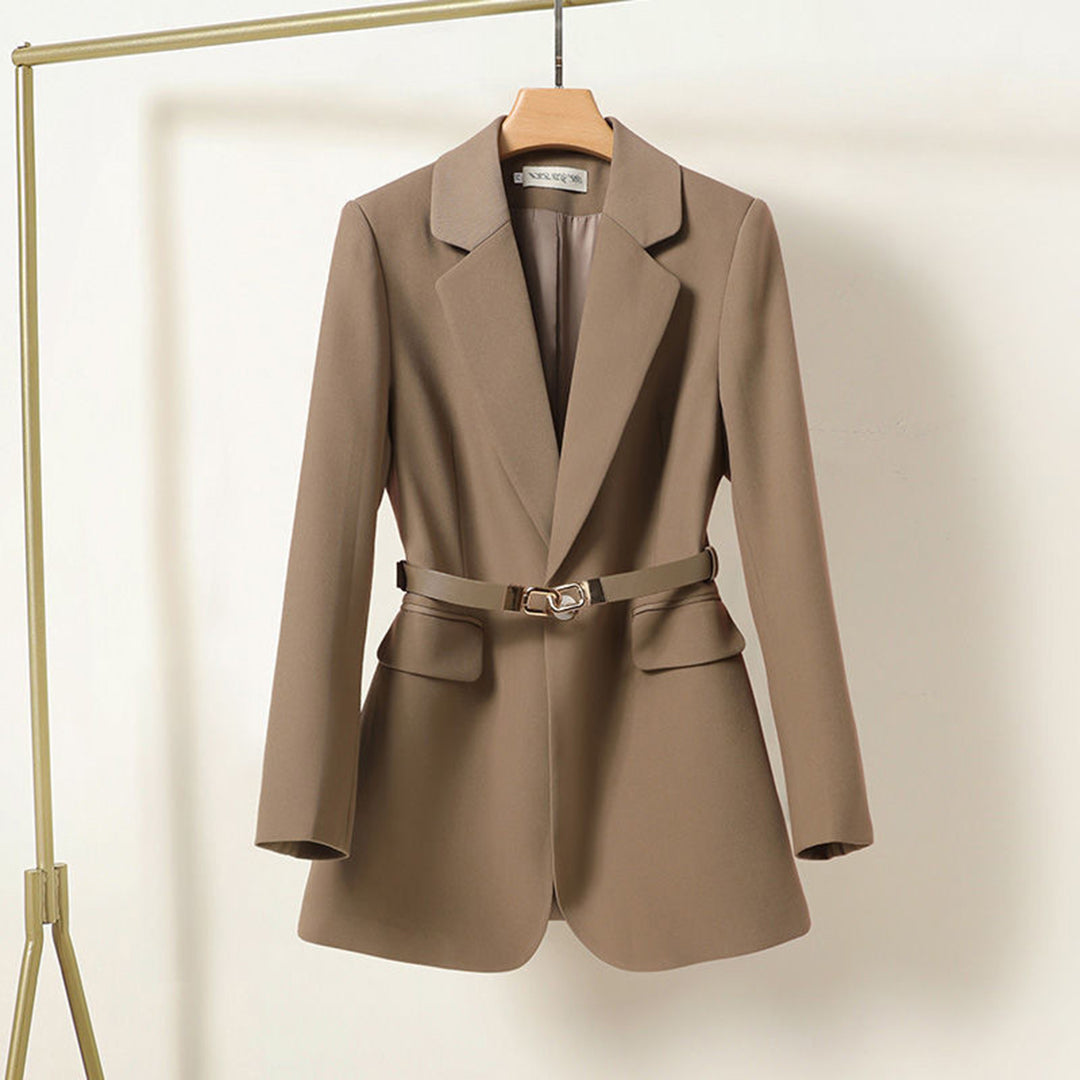 LISA – Nette lange damesblazer met riem, elegante pasvorm en klassieke uitstraling, perfect voor zakelijke outfits, formele gelegenheden of stijlvolle alledaagse looks.