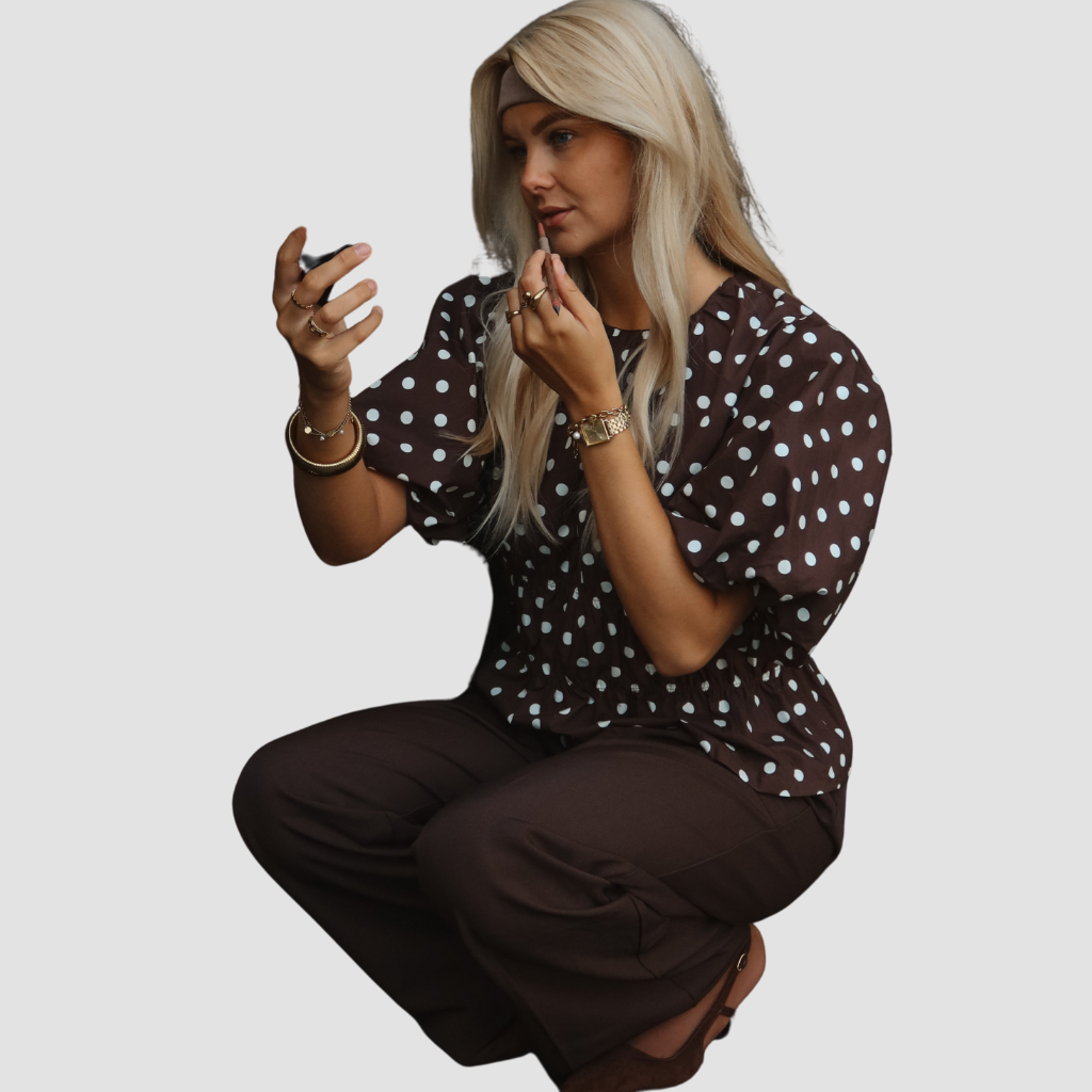 Mara top – chique bruine dames top met elegante snit, zachte stof en stijlvolle look voor zowel casual als formele outfits.