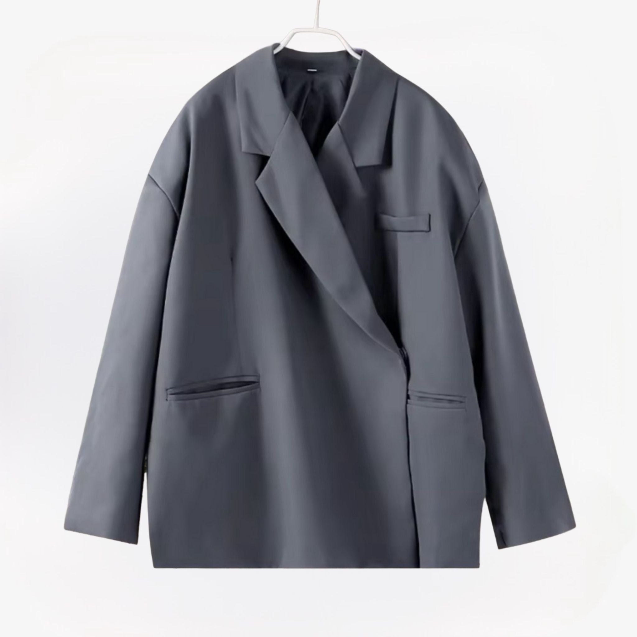 Mila oversized dames blazer met stijlvolle pasvorm, gemaakt van zachte en hoogwaardige stof – moderne, effortless look voor zowel casual als zakelijke outfits.