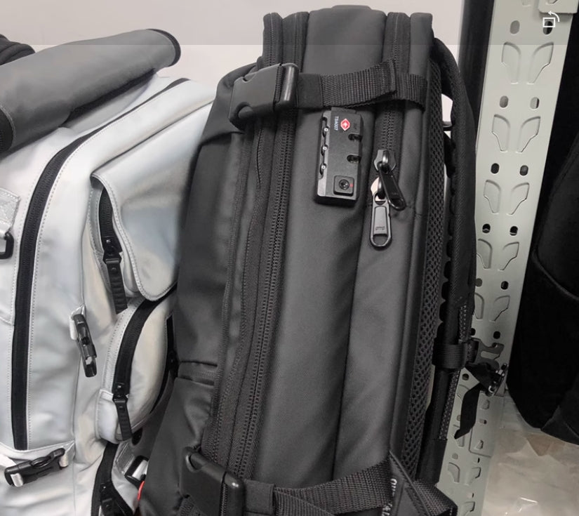 Underseater – Zwarte Lichtgewicht Rugzak – Compact en Ruim Design – Ideaal voor Handbagage, Reizen & Dagelijks Gebruik – Comfortabele Schouderbanden – Waterafstotend Materiaal.