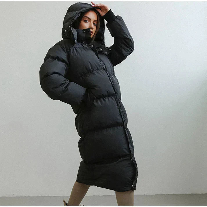 Lange comfortabele pufferjas voor dames met gewatteerde voering en capuchon – ideaal voor koude dagen.