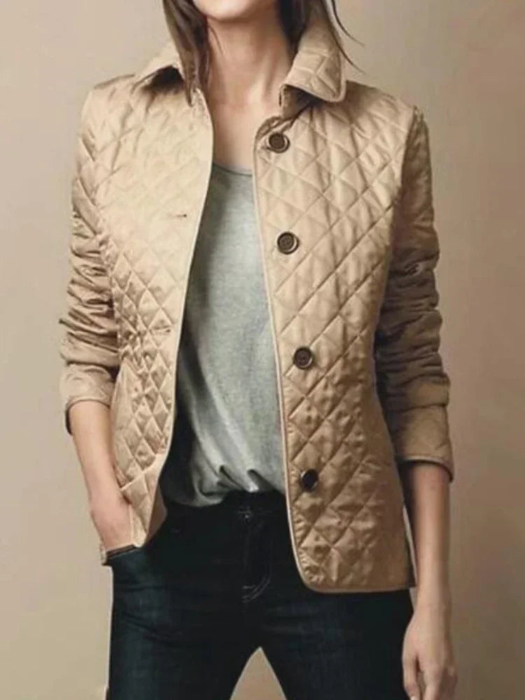 Elegante gewatteerde damesjas met verfijnde pasvorm, geschikt voor stijlvolle en warme winterlooks.