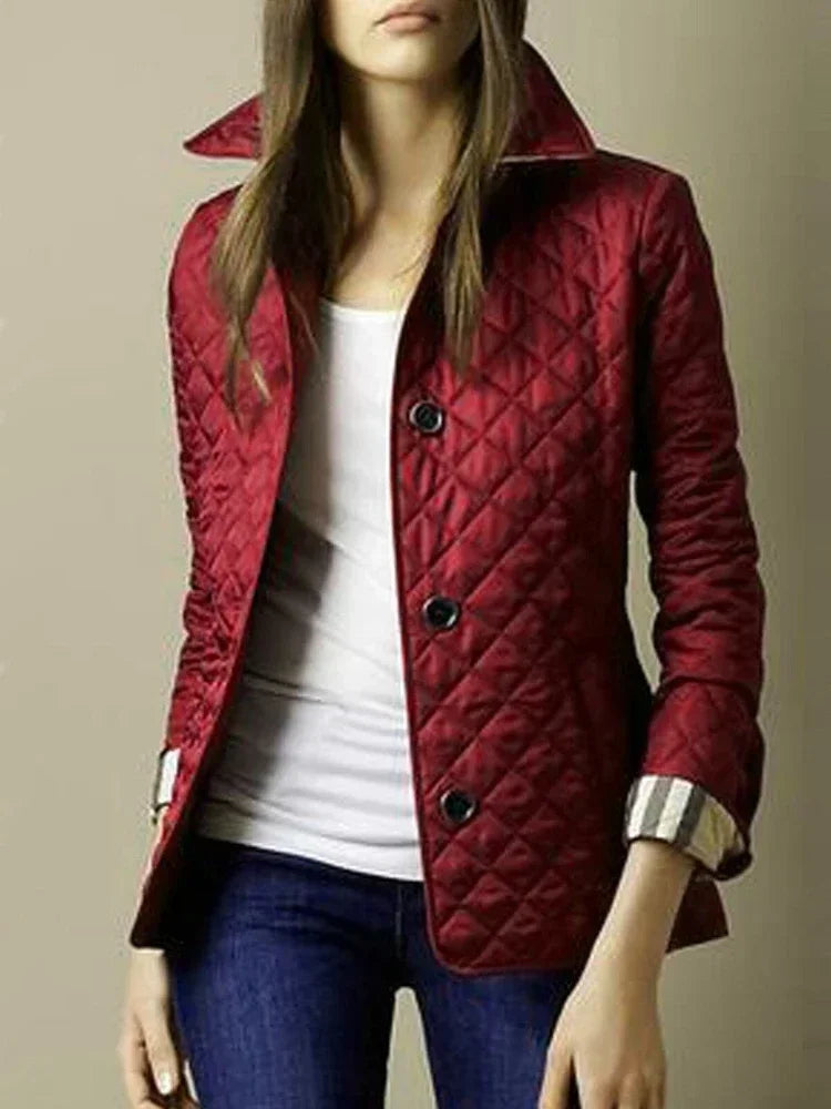Elegante gewatteerde damesjas met verfijnde pasvorm, geschikt voor stijlvolle en warme winterlooks.
