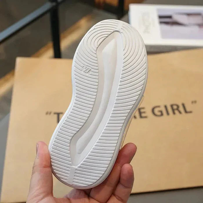 TinyWalk kindersneakers met klittenbandsluiting, lichte en flexibele zool – comfortabel en makkelijk aan- en uit te trekken voor actieve kinderen.