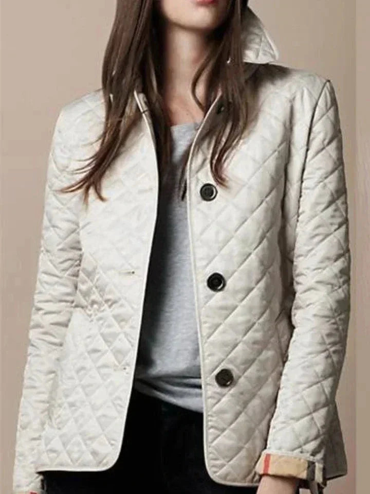 Elegante gewatteerde damesjas met verfijnde pasvorm, geschikt voor stijlvolle en warme winterlooks.