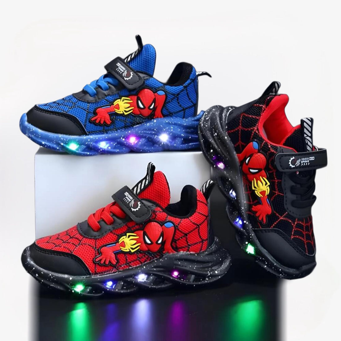 SpiderHero LED sneakers voor kinderen – kleurrijk design, lichtgevende zolen en comfortabele pasvorm voor speels en veilig dagelijks gebruik.
