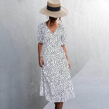 ALKMINI stijlvolle zomerse midi-jurk van lichte, ademende stof met elegante pasvorm en modern, vrouwelijk design.
