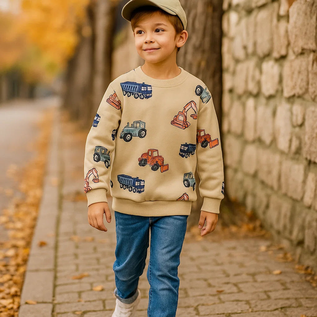 MiniBuilder sweater voor kinderen met bouwvoertuigen print, gemaakt van zachte en comfortabele stof – ideale trui voor dagelijks gebruik en speelse avonturen.