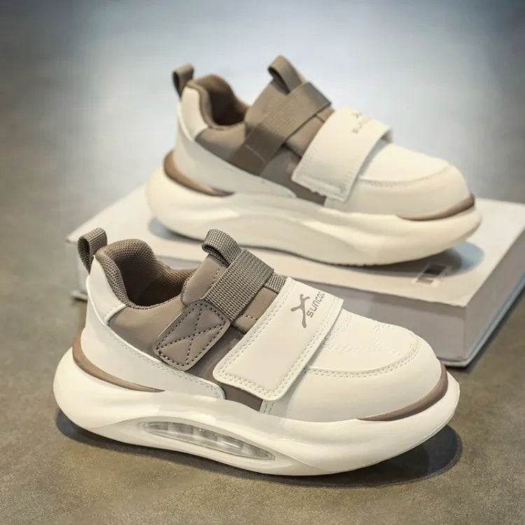 TinyWalk kindersneakers met klittenbandsluiting, lichte en flexibele zool – comfortabel en makkelijk aan- en uit te trekken voor actieve kinderen.