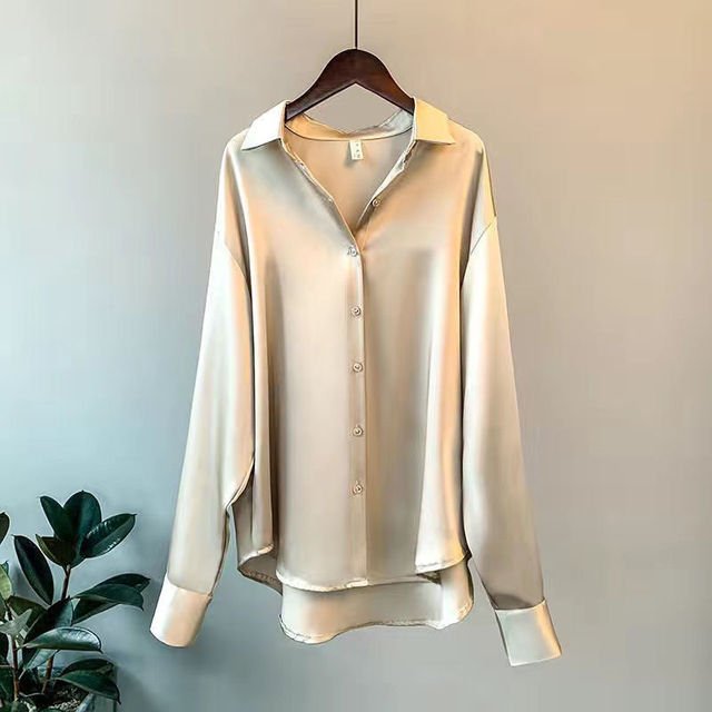Camicia – Luxe satijnen blouse voor dames, met een vloeiende pasvorm en verfijnde glans voor een elegante look.