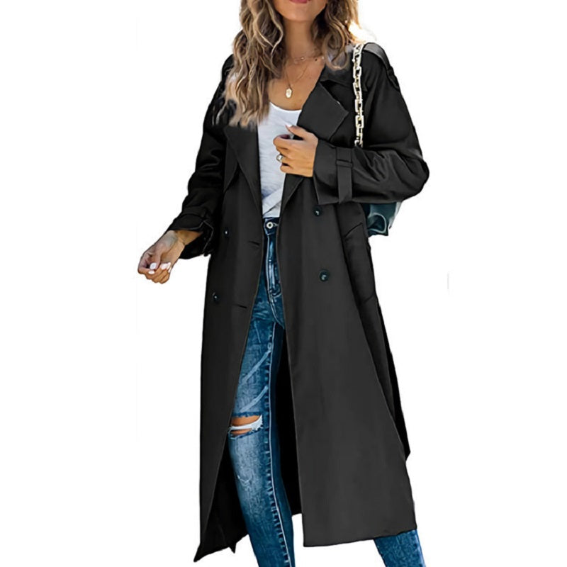 Sara lange dames trenchcoat met elegante pasvorm en klassieke knoopsluiting.