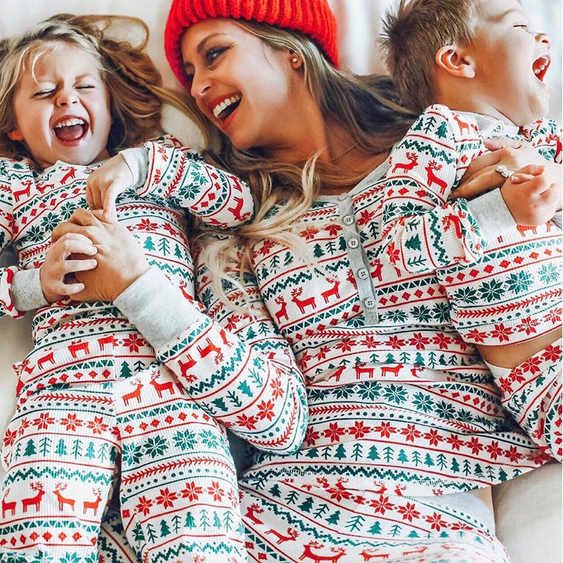 SantaSleep gezins kerstpyjama set – zachte, comfortabele stof, feestelijk ontwerp en perfecte match voor gezellige kerstnachten.
