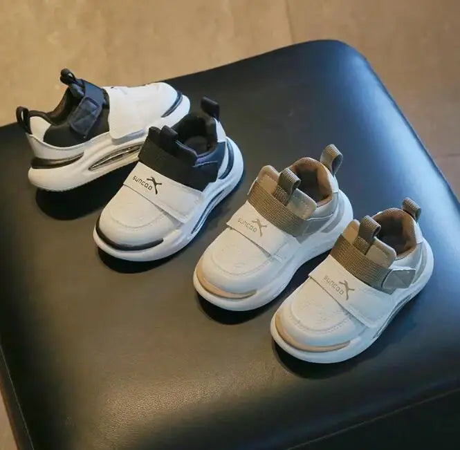 TinyWalk kindersneakers met klittenbandsluiting, lichte en flexibele zool – comfortabel en makkelijk aan- en uit te trekken voor actieve kinderen.