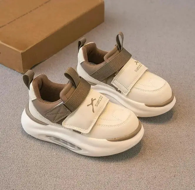 TinyWalk kindersneakers met klittenbandsluiting, lichte en flexibele zool – comfortabel en makkelijk aan- en uit te trekken voor actieve kinderen.