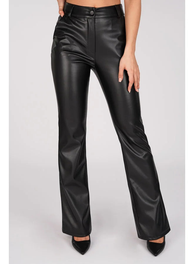 Stijlvolle leren flare broek voor dames van soepel imitatieleer met hoge taille, flatterende pasvorm en trendy, edgy look.