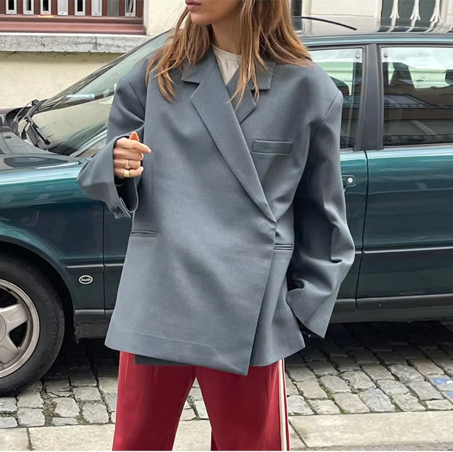 Mila oversized dames blazer met stijlvolle pasvorm, gemaakt van zachte en hoogwaardige stof – moderne, effortless look voor zowel casual als zakelijke outfits.