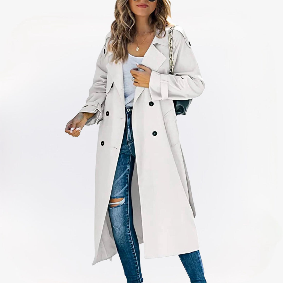 Sara lange dames trenchcoat met elegante pasvorm en klassieke knoopsluiting.