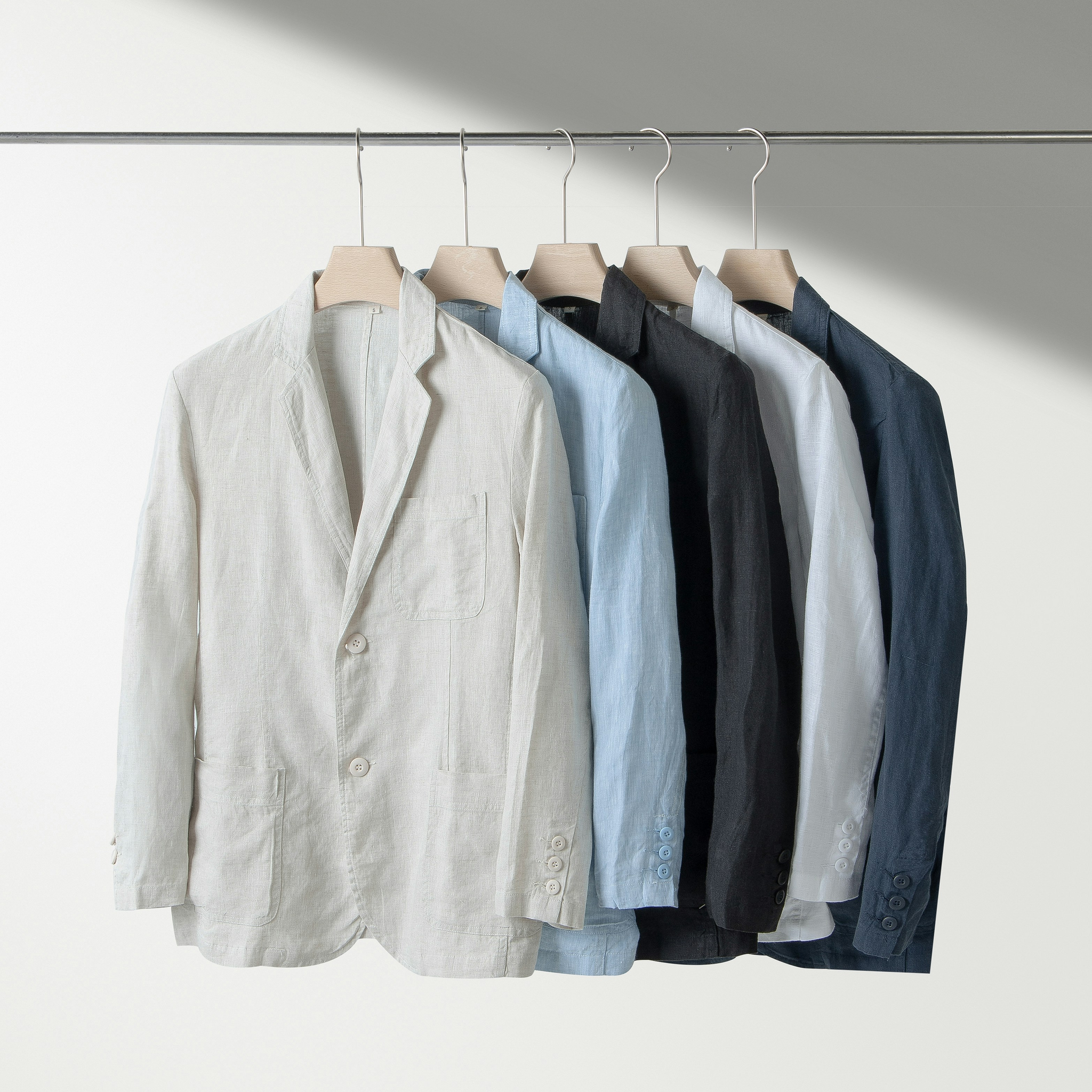 Heren collectie blazers en blouses – Stijlvolle en verfijnde blazers en blouses voor heren, perfect voor elke gelegenheid. Ontdek de ideale mix van casual en formeel, met premium stoffen en een moderne pasvorm.