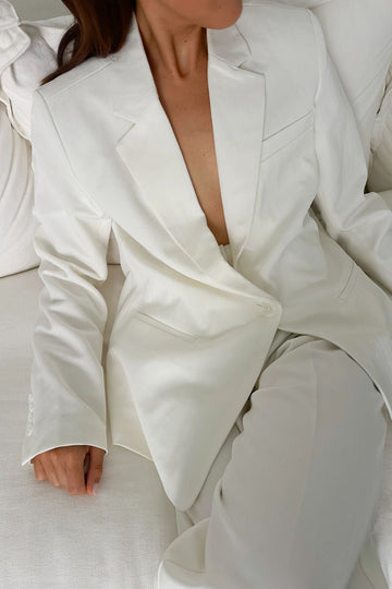 Stijlvolle dames blazers en blouses – Elegante, tijdloze en modieuze kleding voor werk, feest of casual chic. Perfecte pasvormen, luxe stoffen en vrouwelijke designs voor elke gelegenheid.