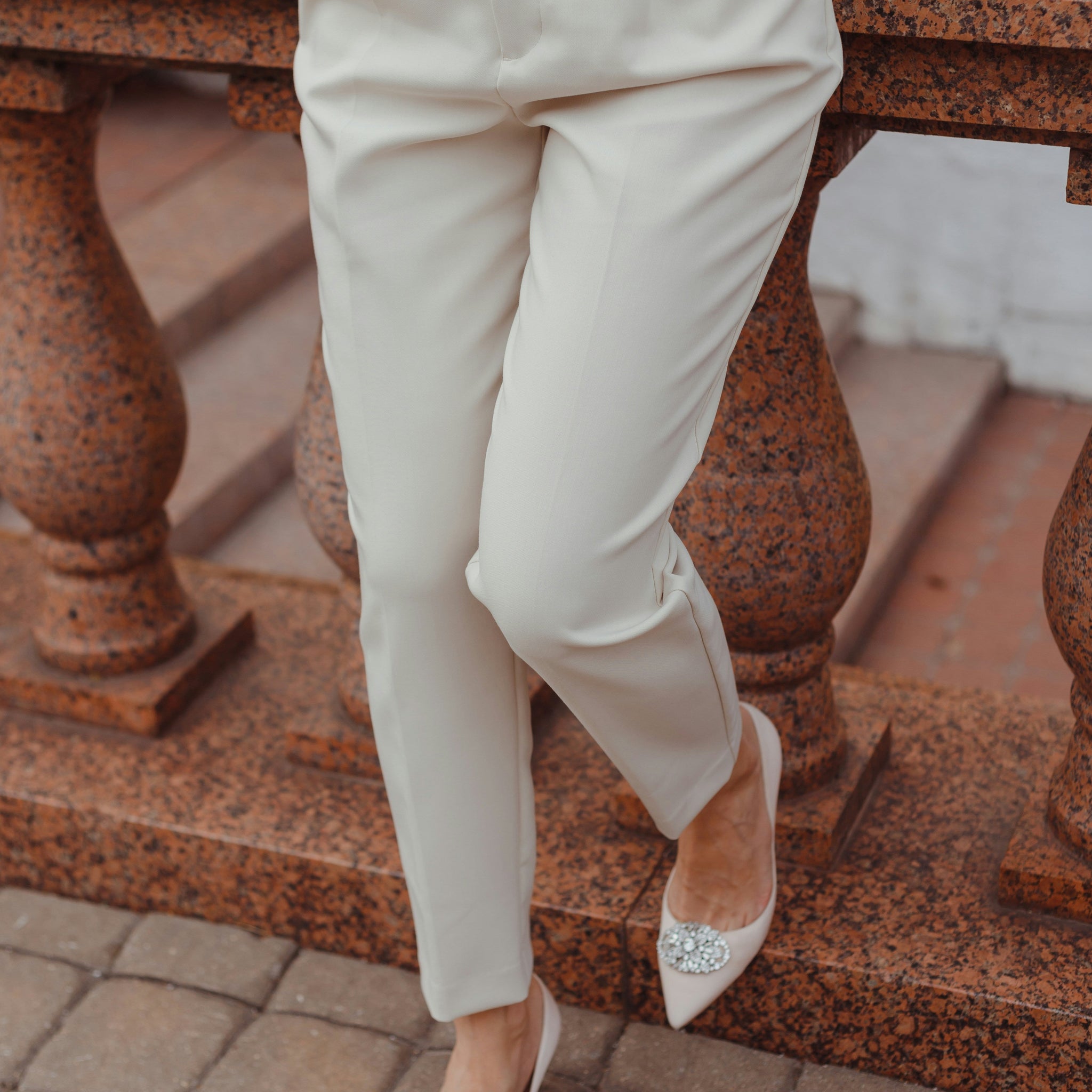 Modieuze broeken en jumpsuits voor dames – Comfortabele pasvormen, hoge taille en elegante designs voor elke gelegenheid. Perfect voor zowel casual als chique outfits.