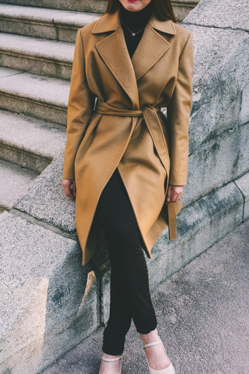 Damescollectie jassen – Stijlvolle en veelzijdige damesjassen voor elk seizoen, met elegante pasvormen, modieuze details en hoogwaardige materialen. Perfect voor een trendy en comfortabele look, zowel casual als chic.