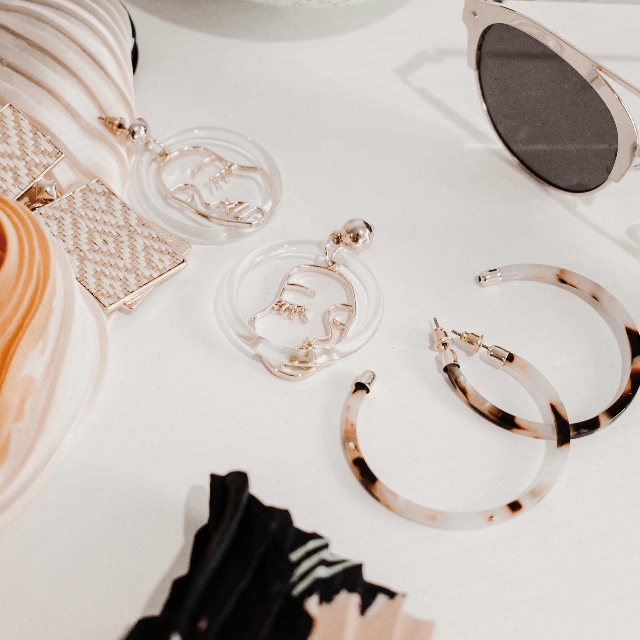 Stijlvolle mode-accessoires collectie – van elegante sieraden tot trendy tassen en sjaals. De perfecte finishing touch voor elke outfit, met oog voor detail en kwaliteit.