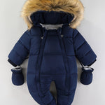 CozyBaby luxe winterjas jumpsuit met capuchon, gemaakt van zachte en warme stof – ideale comfortabele en beschermende outfit voor koude winterdagen.
