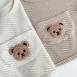 BearHug gebreide trui en broek set met schattig berenmotief voor baby’s – warme, zachte en comfortabele outfit voor dagelijks gebruik en koude dagen.