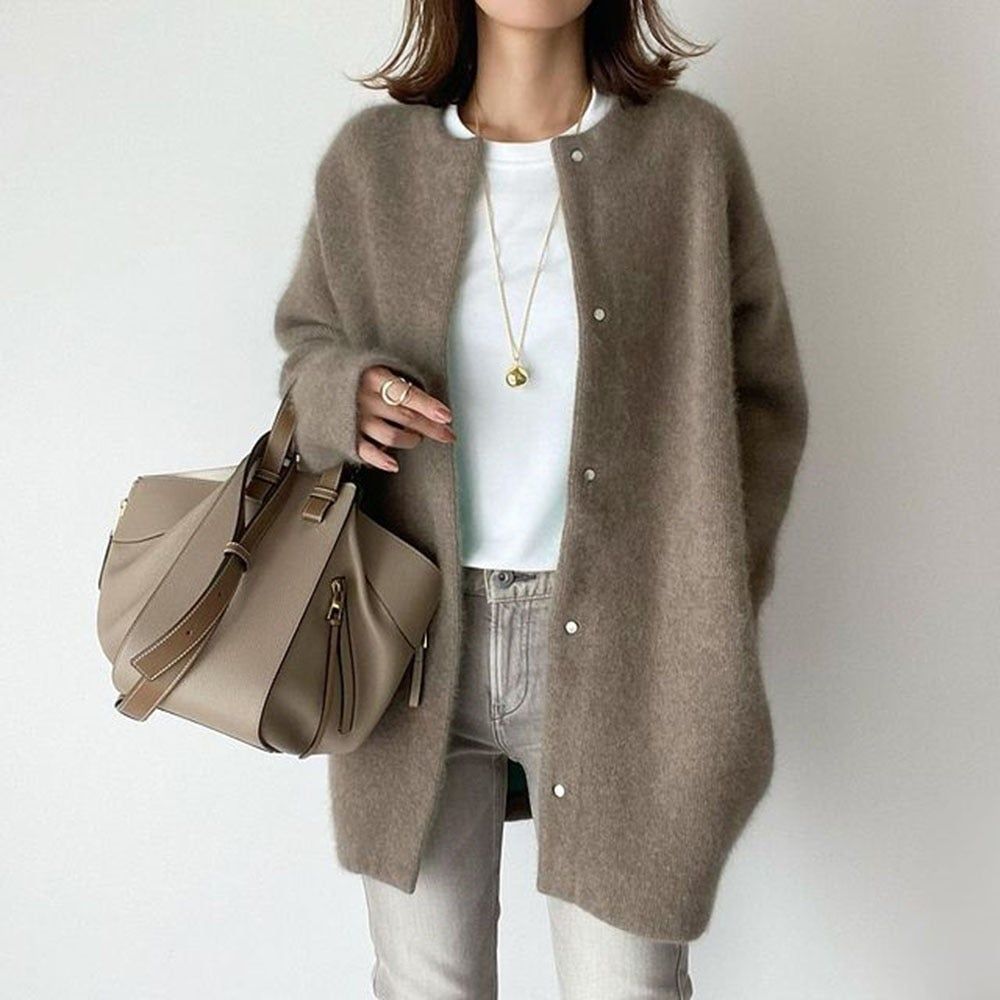 Esmee trendy damesvest – zachte en comfortabele cardigan met modern design, perfect voor casual outfits en stijlvolle laagjes.