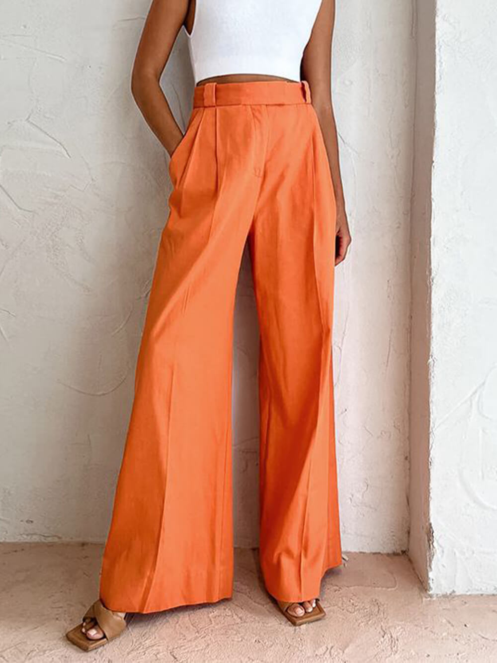 Wijde pantalon met hoge taille en plooien van lichte, soepelvallende stof met elegante pasvorm en stijlvolle, tijdloze uitstraling.