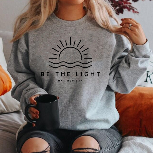 Be the Light trui voor dames met inspirerende tekstprint, gemaakt van zacht materiaal en een comfortabele pasvorm voor een casual en motiverende look.
