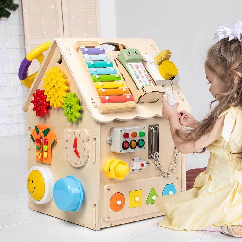 BusyHouse – multifunctioneel Montessori houten druk huis dat de fijne motoriek en probleemoplossende vaardigheden van je kind bevordert, met interactieve elementen voor eindeloos speelplezier.