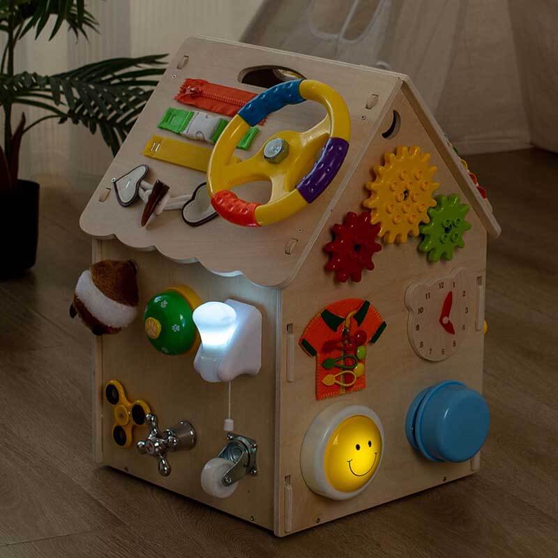 BusyHouse – multifunctioneel Montessori houten druk huis dat de fijne motoriek en probleemoplossende vaardigheden van je kind bevordert, met interactieve elementen voor eindeloos speelplezier.